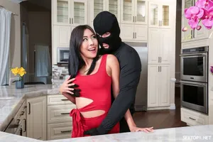 4P với các fan nữ đầu tiên làm nhiệm vụ trò chơi vui nhộn liếm nhau và lên đỉnh bắn tinh và la hét