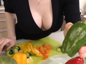 Em nhân viên massage bí mật nhét cu vào lồn