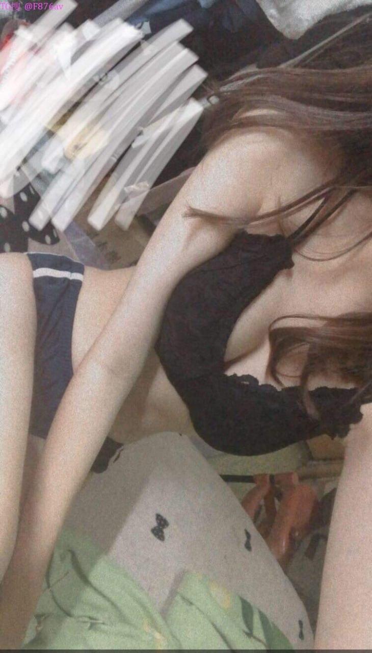 Bắn tinh ngập lồn cô vợ dâm của sếp